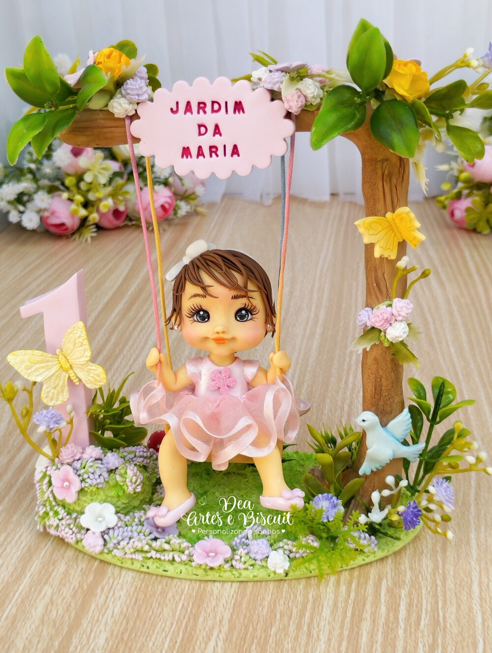 Topo de Bolo Jardim Encantado - Menininha no Balanço em Biscuit