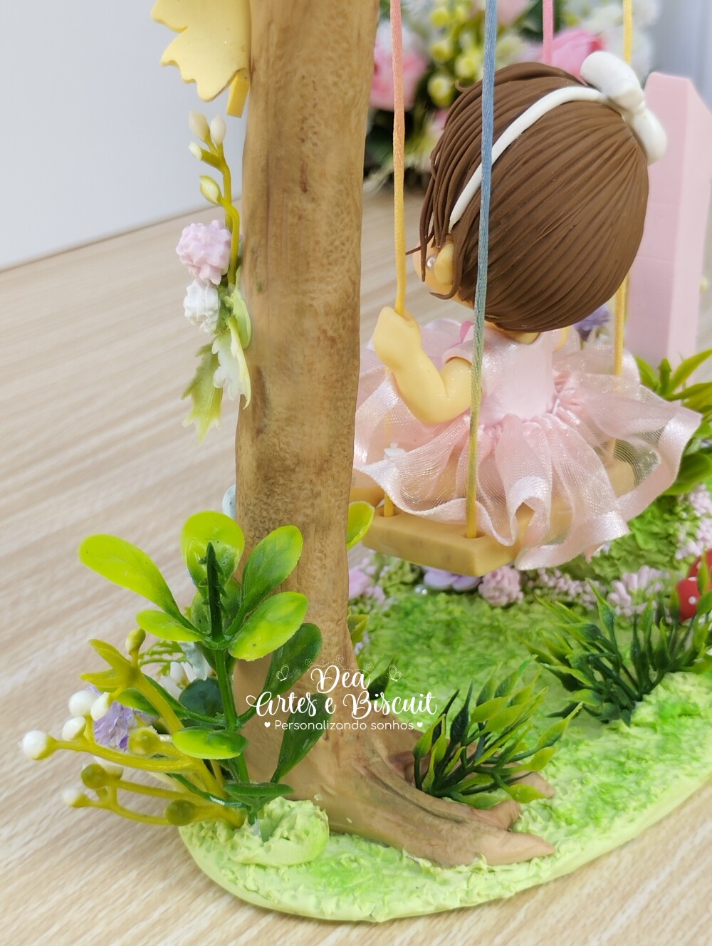 Topo de Bolo Jardim Encantado - Menininha no Balanço em Biscuit