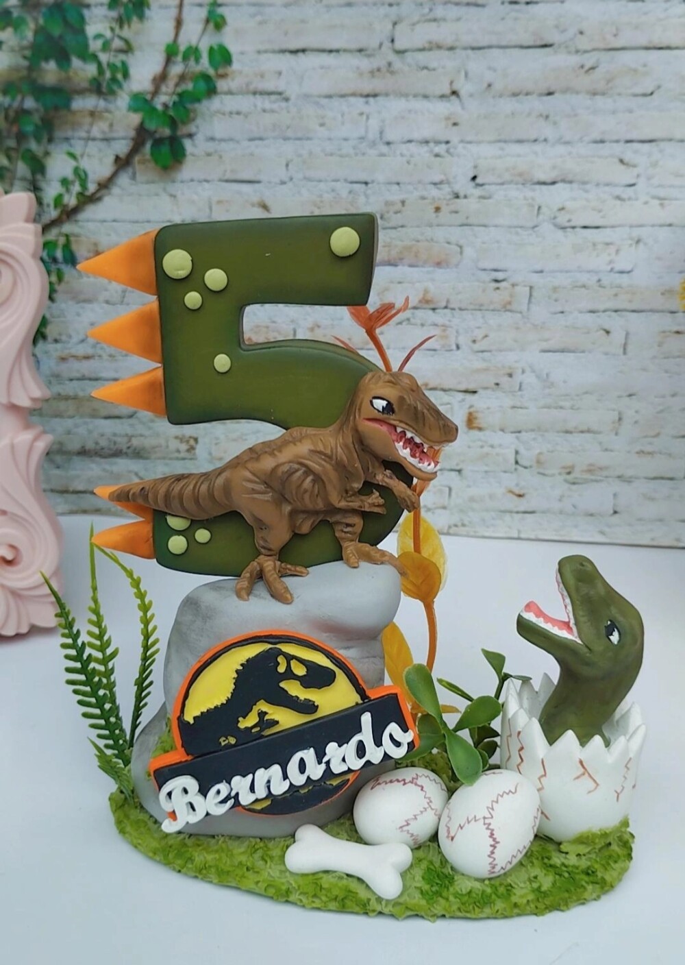 Vela em Biscuit - Tema Dinossauro | Dea Artes e Biscuit