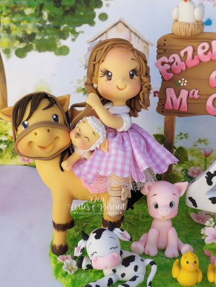 Topo de Bolo Fazendinha Rosa Luxo em Biscuit | Dea Artes e Biscui