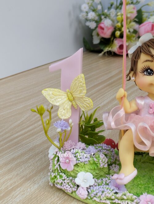 Topo de Bolo Jardim Encantado - Menininha no Balanço em Biscuit