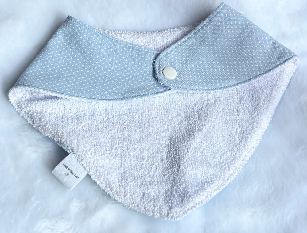 Babador bandana e mordedor sensorial para bebês