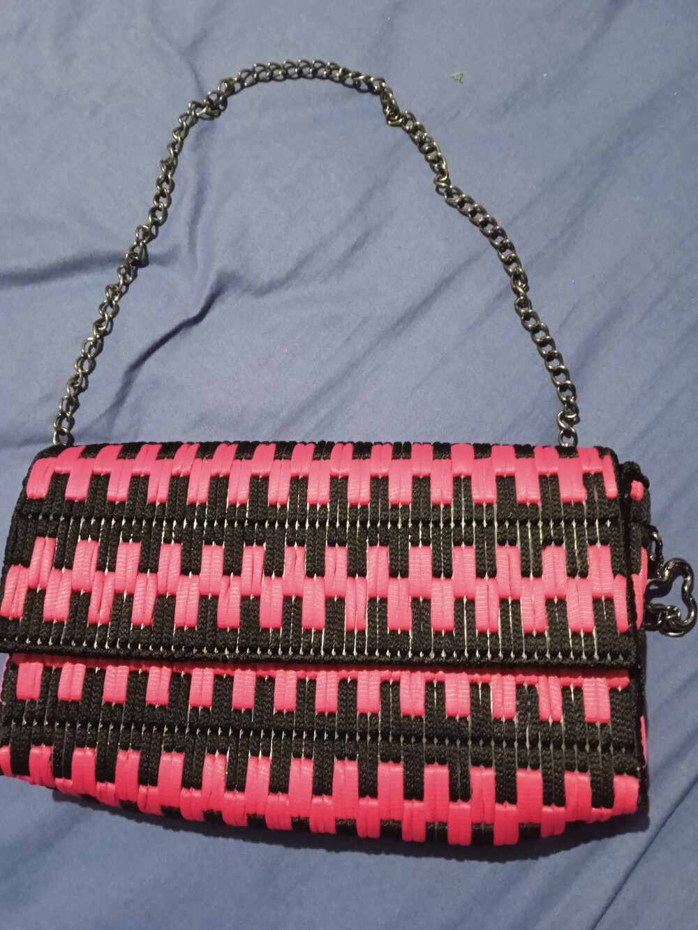 Bolsa pink e black, bordada a mão em tela