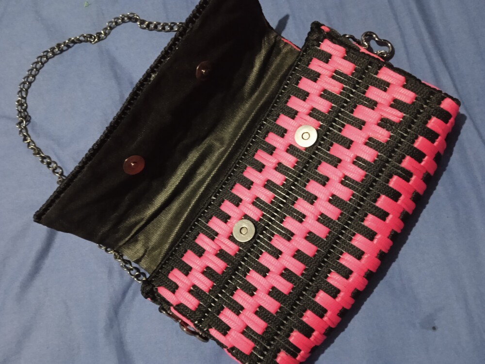 Bolsa pink e black, bordada a mão em tela