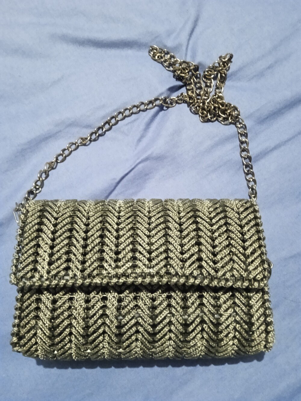 Bolsa cinza bordada a mão em tela plástica