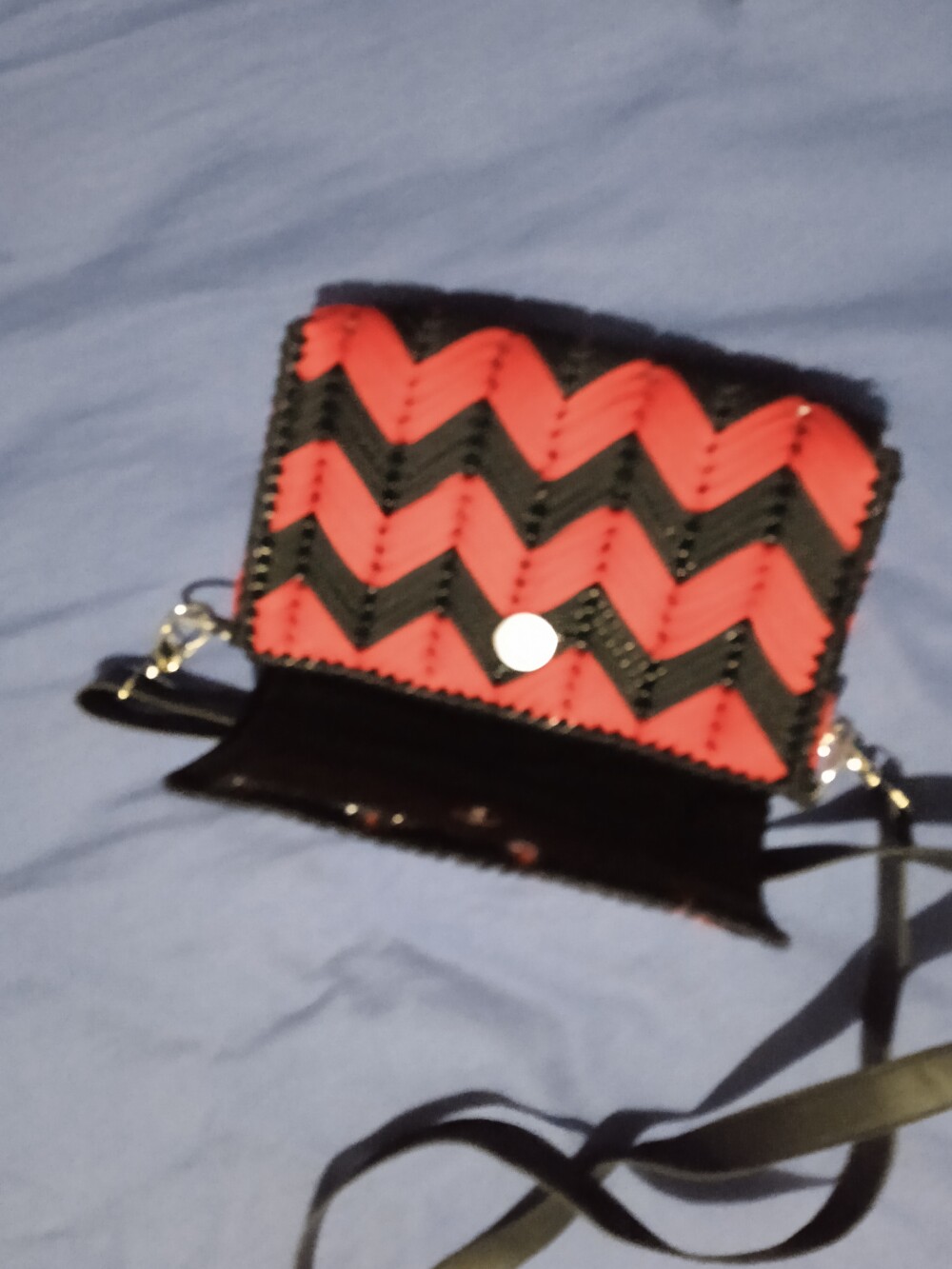 Bolsa bordada preta e vermelha