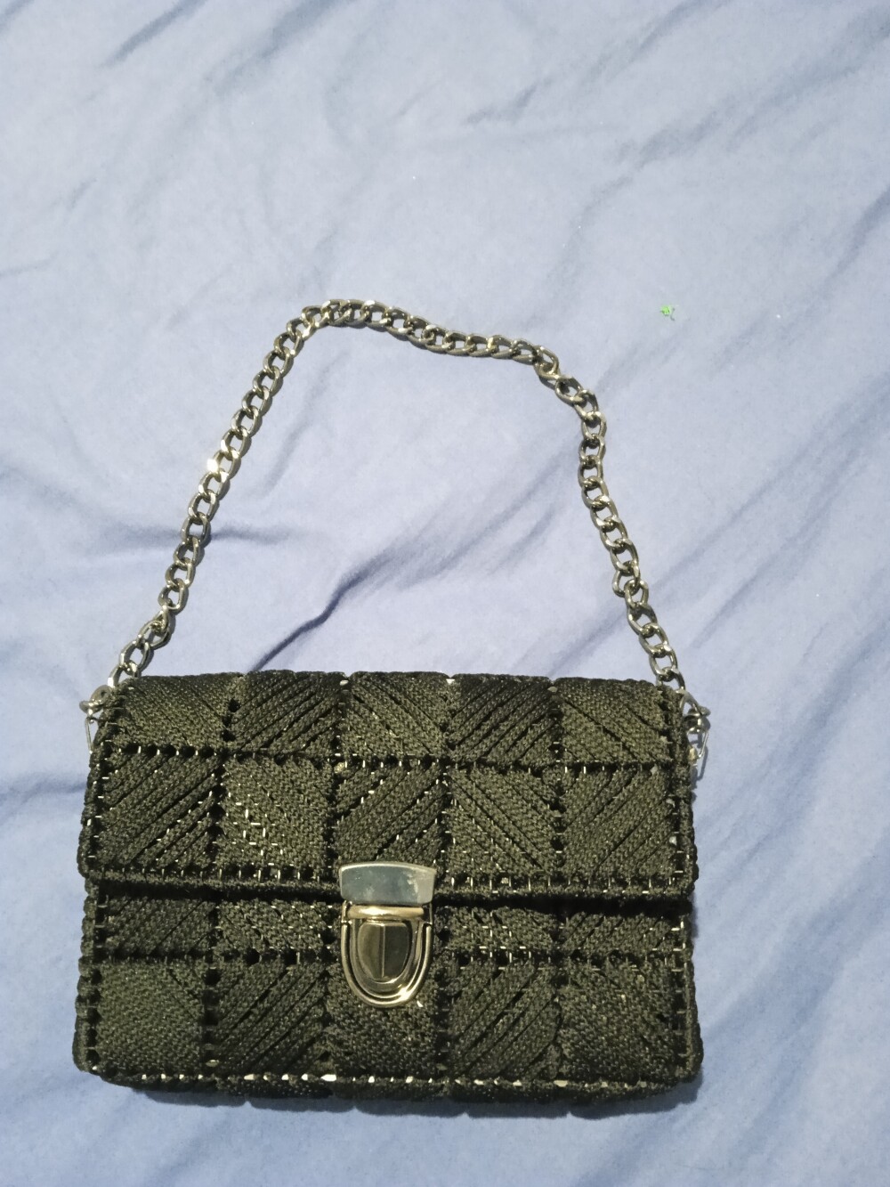 Bolsa preta bordada a mão
