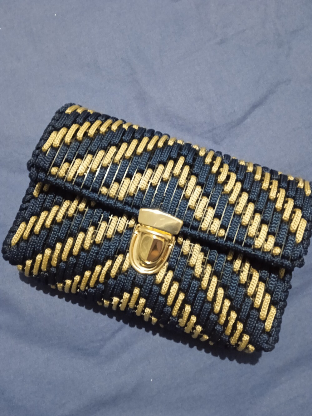 Clutch azul marinho e bege