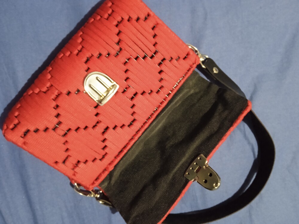 Bolsa vermelha bordada a mão