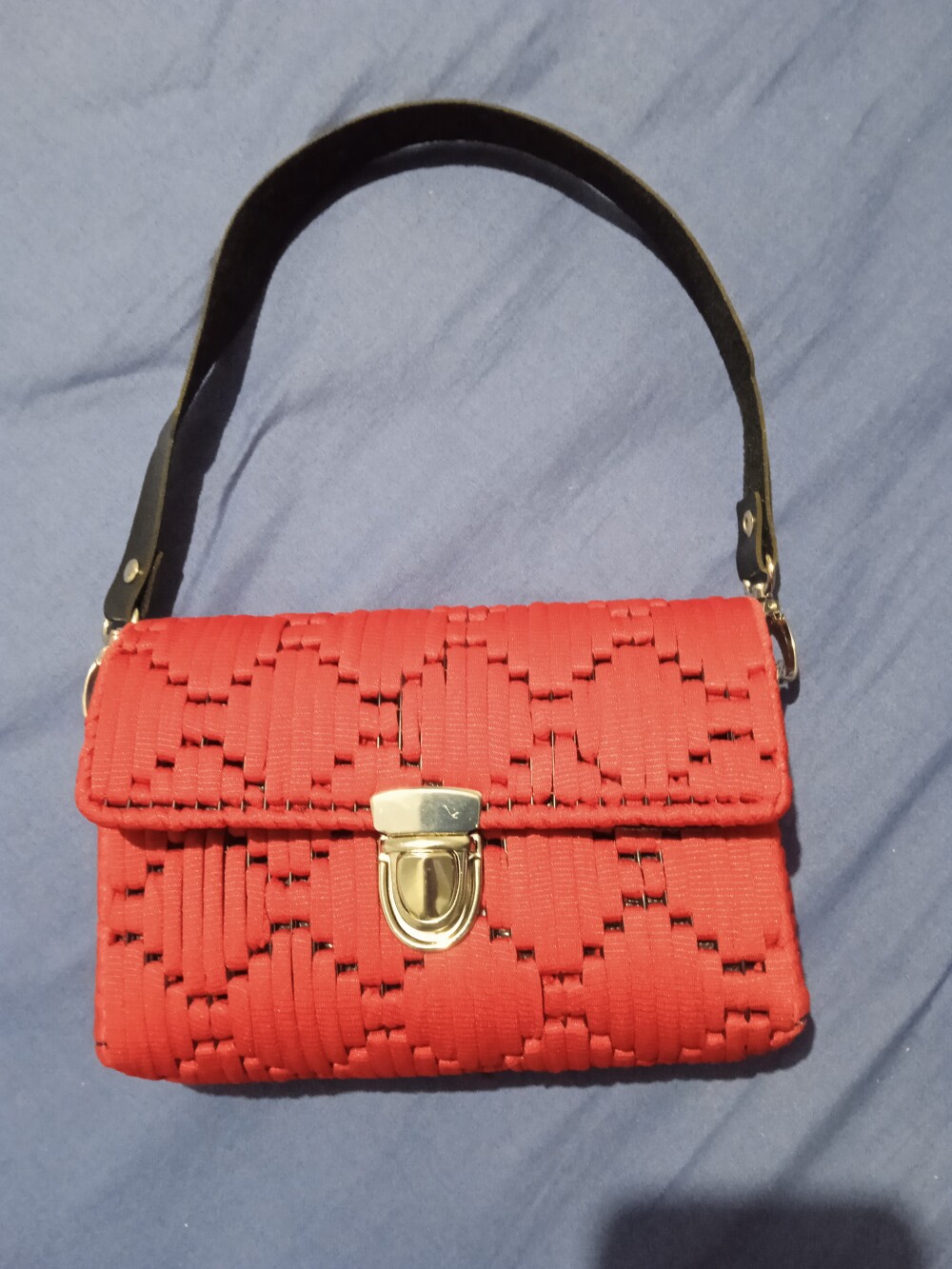 Bolsa vermelha bordada a mão