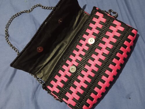 Bolsa pink e black, bordada a mão em tela