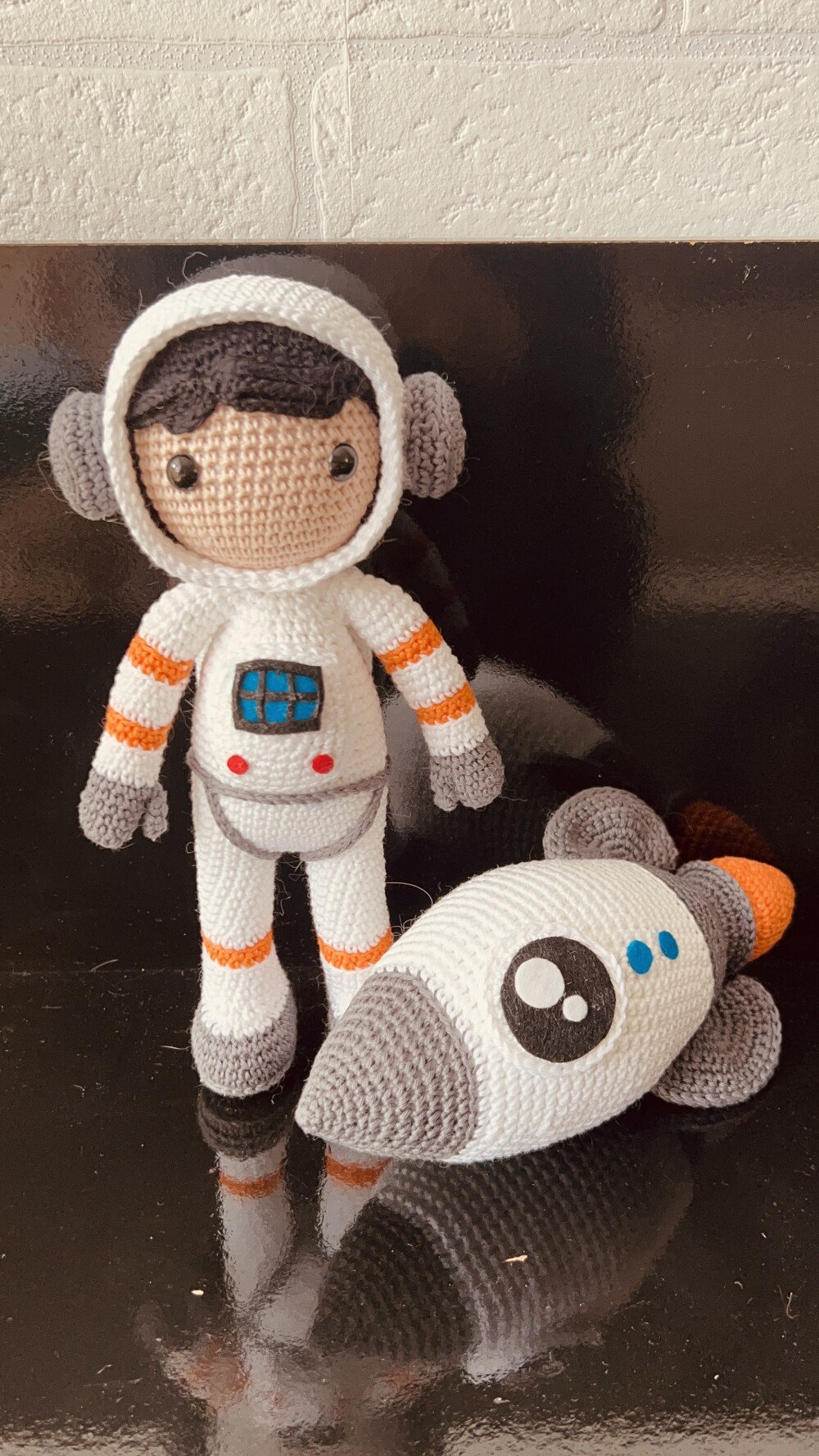 Coleção Amigurumi - Astronauta (25cm) E Foguete (20cm)