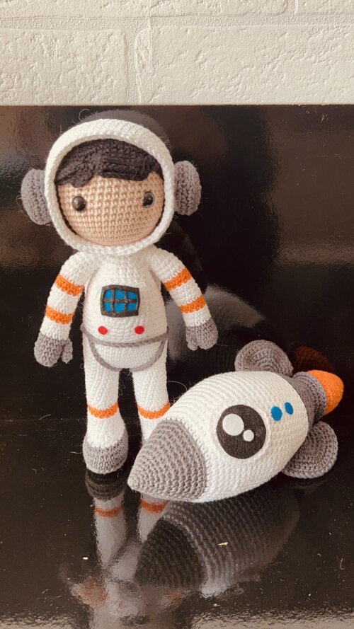Coleção Amigurumi - Astronauta (25cm) E Foguete (20cm)