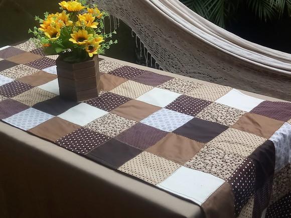 Caminho de mesa em patchwork