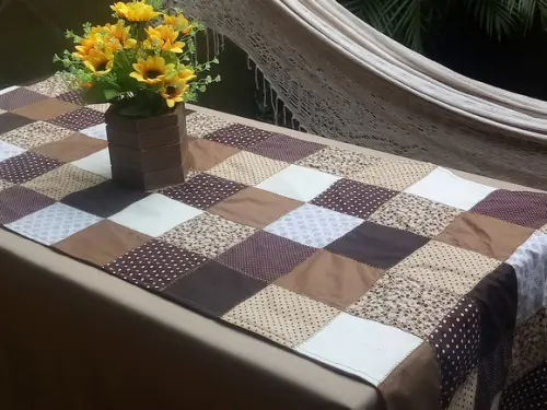 Caminho de mesa em patchwork