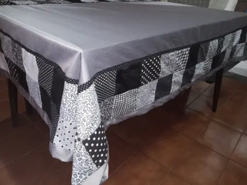 Toalha de mesa com barrado em patchwork