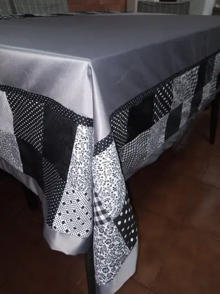 Toalha de mesa com barrado em patchwork
