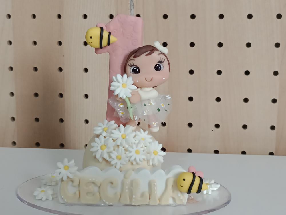 Topo de Bolo Menina Margaridas e Abelhas de Biscuit