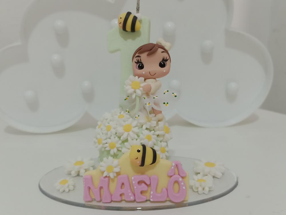 Topo de Bolo Menina Margaridas e Abelhas de Biscuit