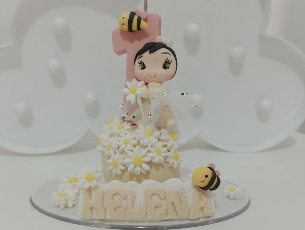 Topo de Bolo Menina Margaridas e Abelhas de Biscuit
