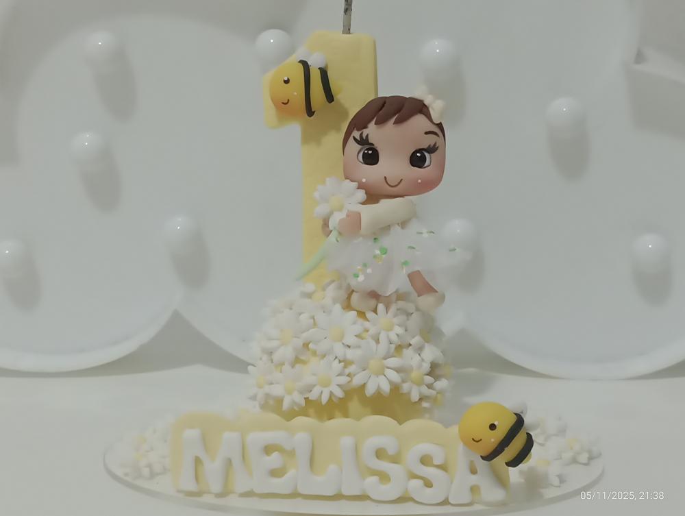 Topo de Bolo Menina Margaridas e Abelhas de Biscuit