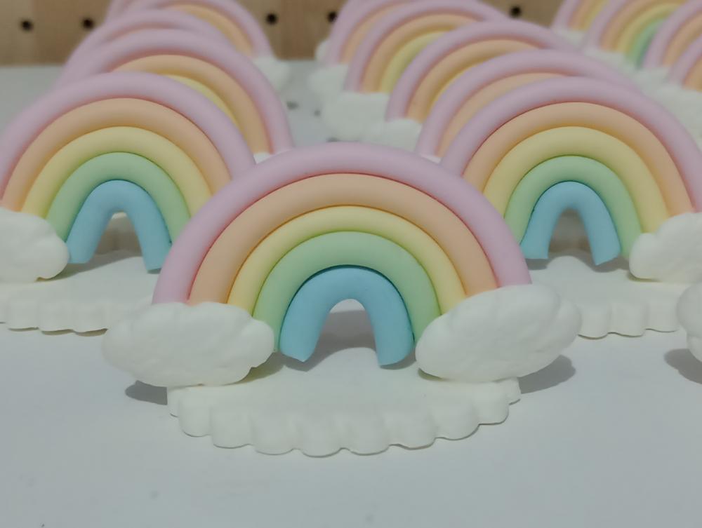 Aplique arco-íris de biscuit com base para lembrancinhas