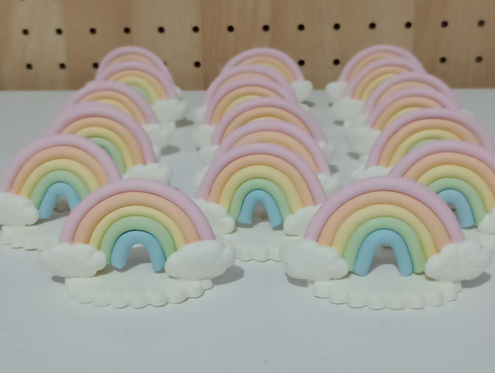 Aplique arco-íris de biscuit com base para lembrancinhas