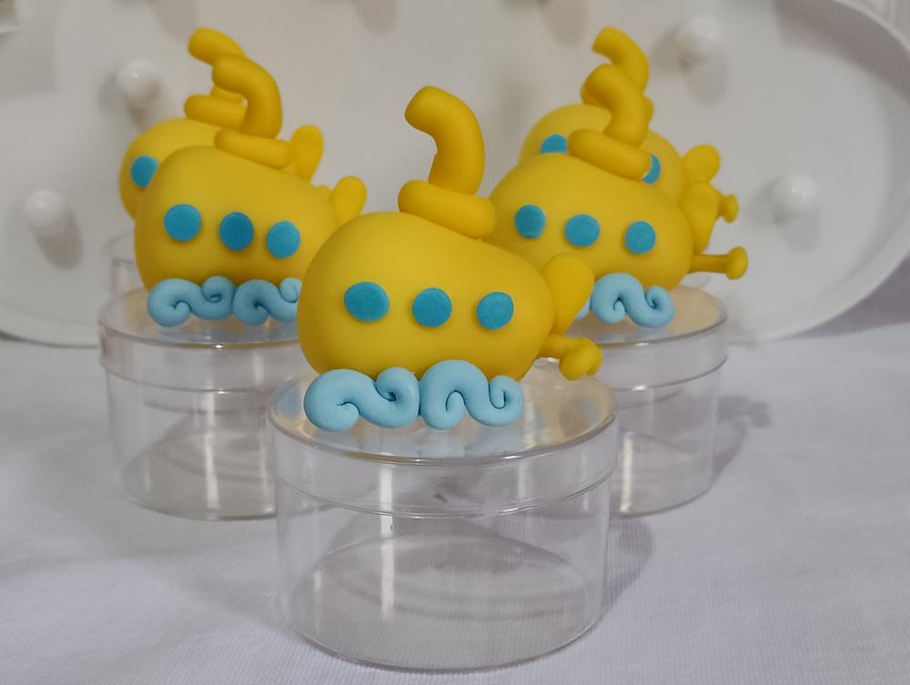 Lembrancinha submarino de biscuit na caixinha acrílica