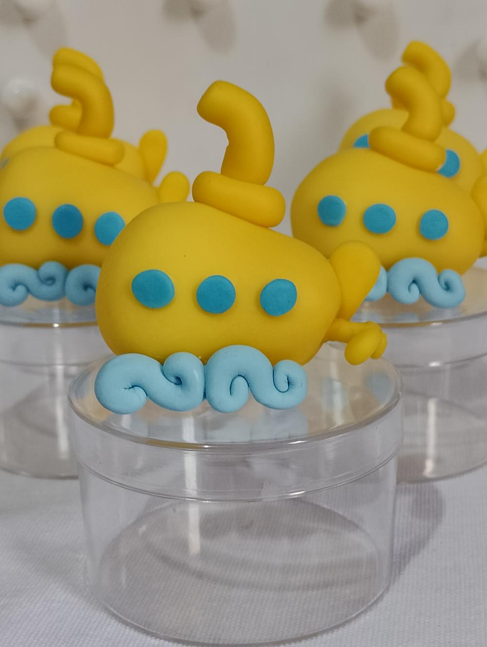 Lembrancinha submarino de biscuit na caixinha acrílica