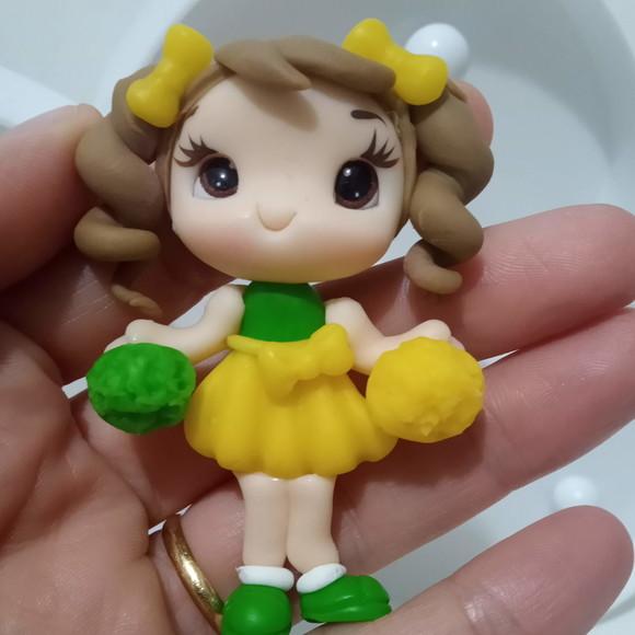 Aplique Menina com Pompons de Biscuit