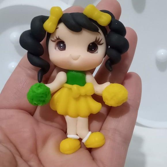 Aplique Menina com Pompons de Biscuit
