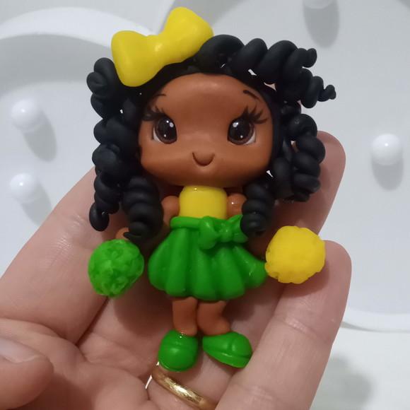 Aplique Menina com Pompons de Biscuit