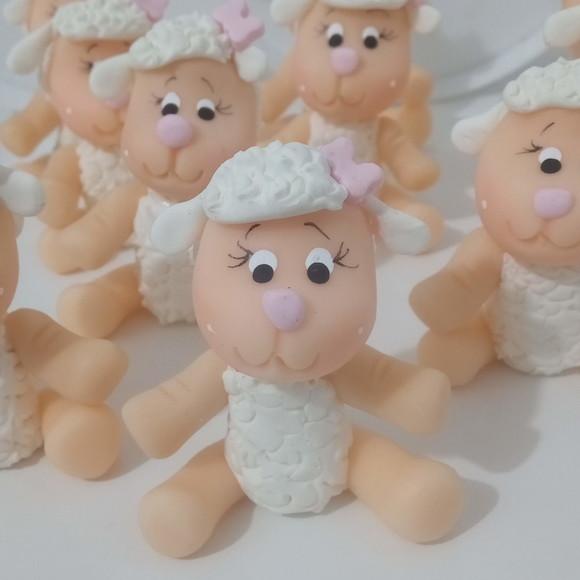 Aplique Ovelha Sentadinha com Lacinho para Lembrancinhas
