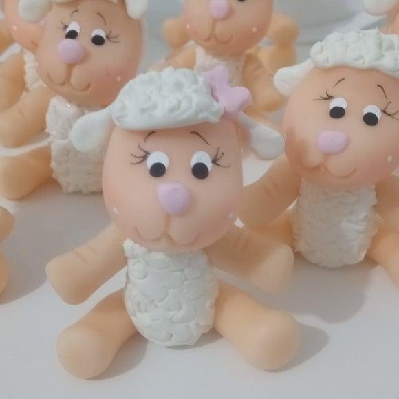 Aplique Ovelha Sentadinha com Lacinho para Lembrancinhas