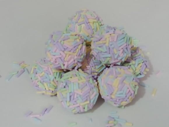 Brigadeiro Decorativo de Biscuit Tamanho Real