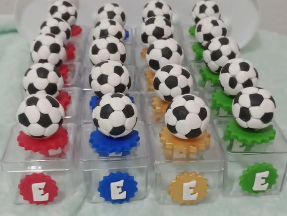 Caixinha de Acrílico com Bola de Futebol Biscuit com Letra