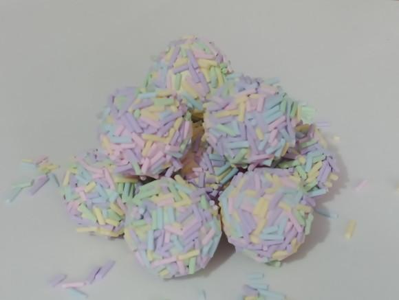 Brigadeiro Decorativo de Biscuit Tamanho Real