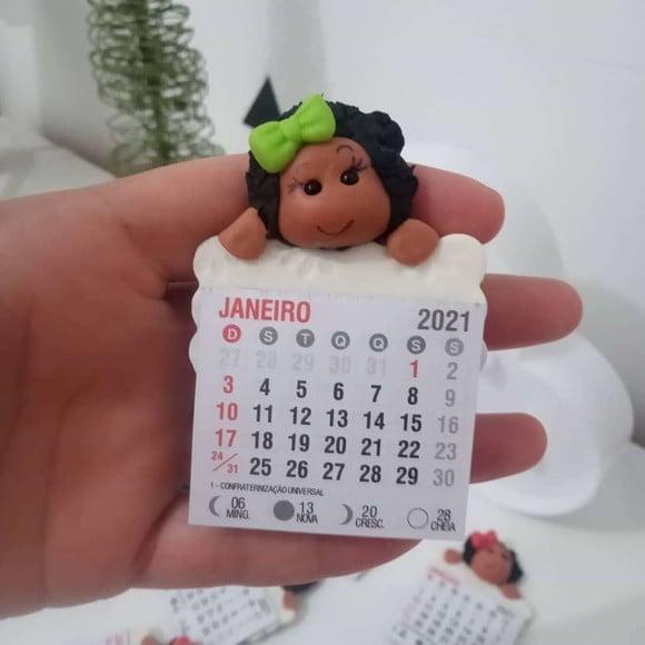 Calendário 2026 com Bonequinha Afro de Biscuit