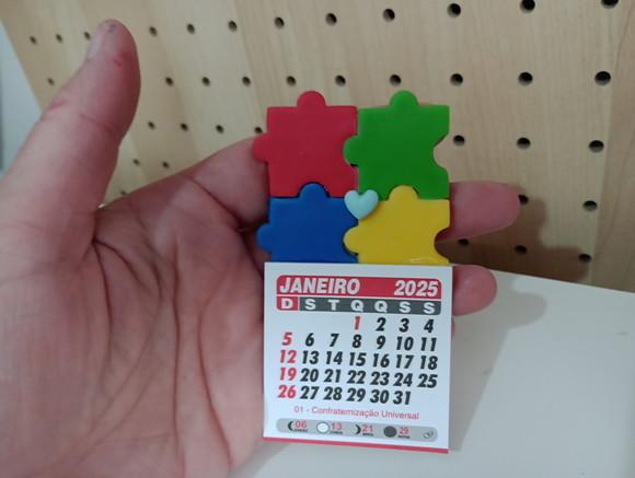 Calendário 2026 Símbolo do Autismo de Biscuit