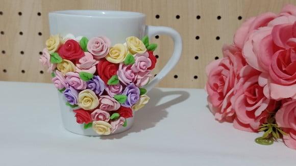 Caneca Decorada com Rosas de Biscuit