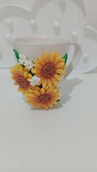 Caneca Decorada com Girassol de Biscuit