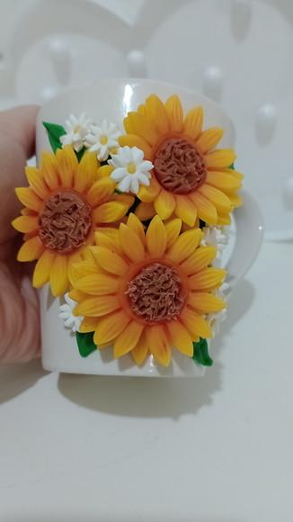 Caneca Decorada com Girassol de Biscuit