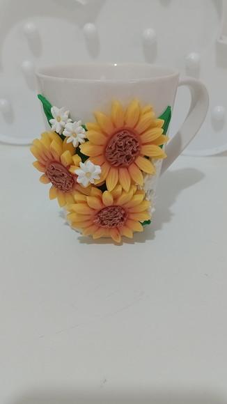 Caneca Decorada com Girassol de Biscuit