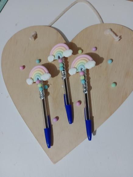 Caneta Decorada com Arco-íris de Biscuit para Lembrancinhas