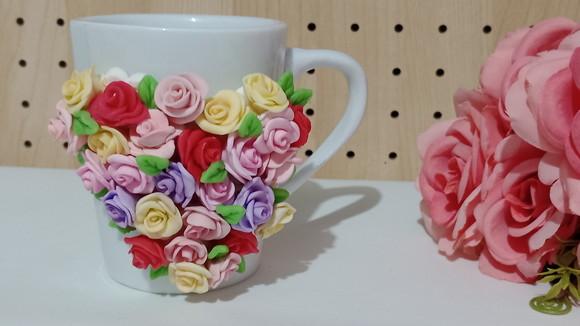 Caneca Decorada com Rosas de Biscuit