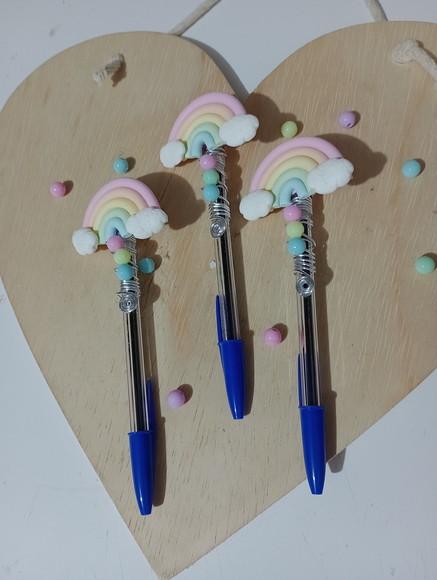 Caneta Decorada com Arco-íris de Biscuit para Lembrancinhas