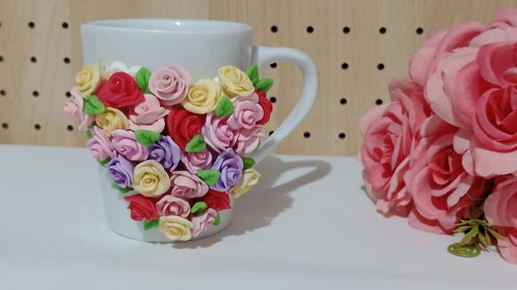 Caneca Decorada com Rosas de Biscuit