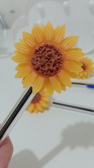 Caneta Decorada com Girassol de Biscuit para Lembrancinhas