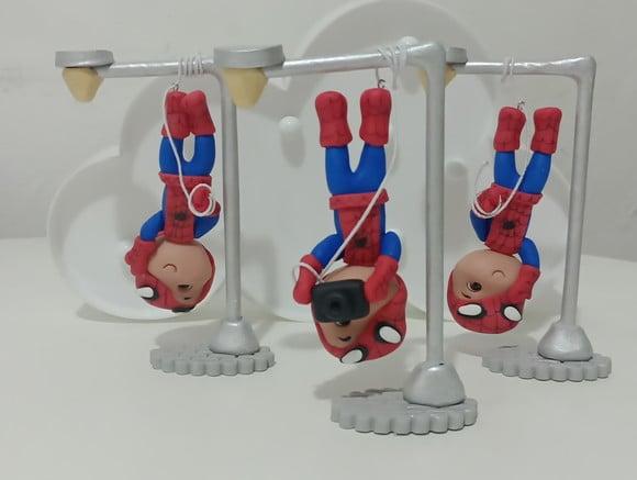 Enfeite Decorativo Biscuit Homem Aranha de Cabeça para Baixo