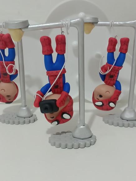 Enfeite Decorativo Biscuit Homem Aranha de Cabeça para Baixo